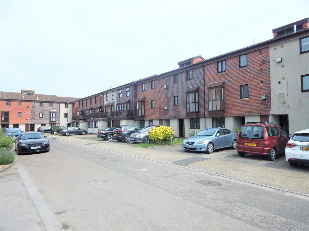 1 Bedroom Flat For Sale in Coniston Close, Raynes Park, London, SW20